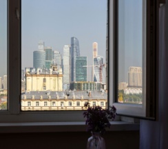 Трехместный номер с двумя кроватями и креслом категории «Делюкс» в Арена