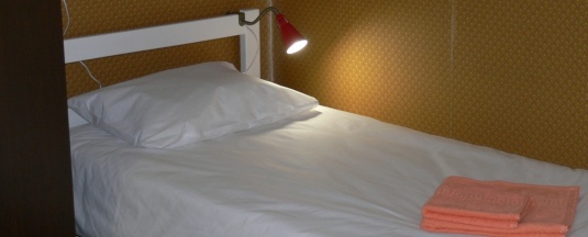 Кровать в общем 6-местном номере для мужчин и женщин в Белый тополь