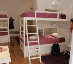 Кровать в общем номере с красивым видом из окна в Lost Inn Lisbon Hostel