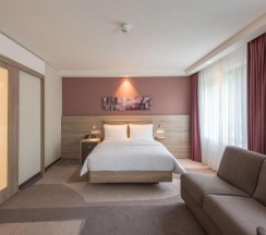Двухместный номер для некурящих Corner Guest двуспальная кровать в Hampton by Hilton Frankfurt City Centre East