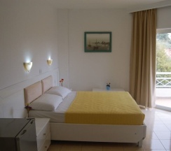 Трёхместный номер Standard с балконом и с видом на море в Hotel Saranda