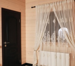 Шале c террасой с балконом в Moon House