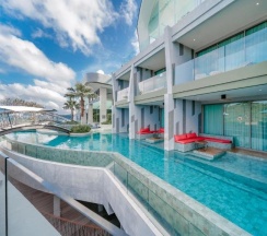Двухместный номер Pool Access Deluxe с видом на море двуспальная кровать в Crest Resort & Pool Villas