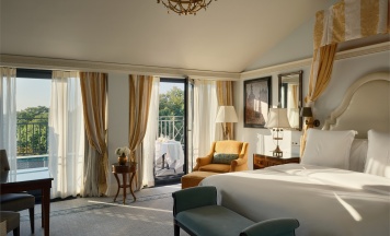Терраса Кинг с видом на Адмиралтейство и парк в Four Seasons Hotel Lion Palace St. Petersburg