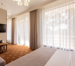 Номер первой категории "Улучшенный комфорт с балконом" в Mari