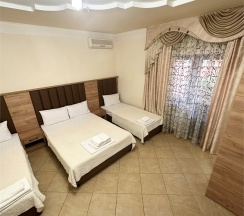 Четырехместный номер с отдельным выходом во двор в Guest house city center