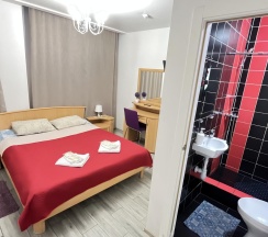 Номер улучшенный с 1 двуспальной кроватью (цокольный этаж) в Kovensky