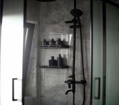 Большой дом Форест с чаном в окружении леса в Timeless