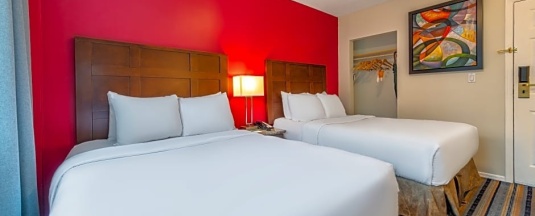 Четырёхместный номер Standard в Ramada Limited Vancouver Downtown