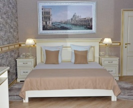 Номер люкс семейный с 1 двуспальной кроватью в Нальчик Холл