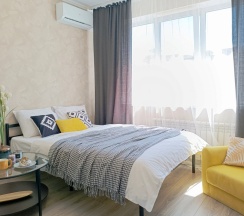 Четырёхместные апартаменты Superior с балконом в Апартаменты Aura сети DeNewHome в центре Левого берега