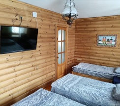 с тремя раздельными кроватями без кондиционера в Саттва