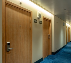 Стандартный номер для маломобильных групп населения с видом на реку c двуспальной кроватью в Cosmos Omsk Hotel