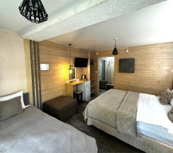 3х - местный номер с 1 кроватью и доп. диваном с балконом в Green Park Arkhyz&SPA