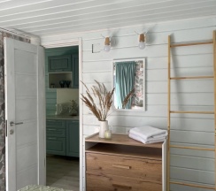 Шестиместный коттедж с балконом и с красивым видом из окна в Вербная роща