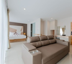 Люкс с балконом в La Vista Patong Hotel