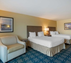 Четырёхместный номер Standard с балконом в Best Western Plus Ocean City