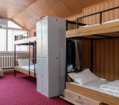 Кровать в общем номере с красивым видом из окна в Almaty BackPackers