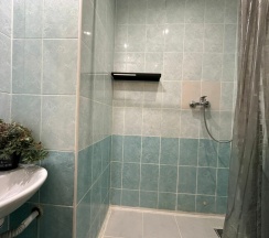 Трехместный номер с двуспальной кроватью и диваном в Boho Centr Nevsky 140 Hotel