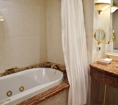 Двухэтажный номер в Taleon Imperial Hotel