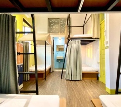 Кровать в общем номере с балконом в Bayhouse Hostel Penghu