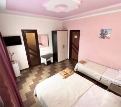 Трехместный номер с балконом в Guest house city center