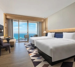 Двухместный номер Standard с балконом и oceanfront (2 отдельные кровати) в voco Sanya Dadonghai By IHG