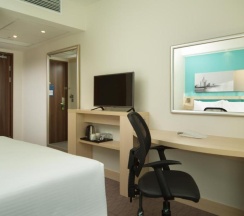 Номер стандарт с 1 двуспальной кроватью и диваном в Hampton by Hilton Moscow Strogino