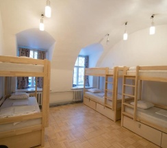 Кровать в общем номере в The Monks Bunk Hostel & Bar