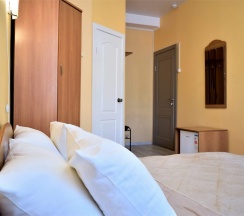 №7. Семейный номер с двуспальной кроватью и видом на горы в Прибой