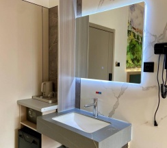 4-местный номер стандарт с 3 односпальными и 1 двуспальной кроватью в Holiday hotel