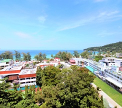 Трёхместный номер Standard с балконом и с красивым видом из окна в Апартаменты OMNIA Phuket - Waterfront Karon