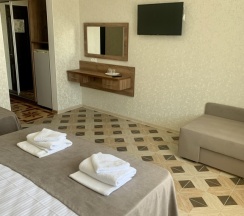 Четырёхместный номер Superior с балконом и с красивым видом из окна в Артика