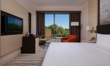 Номер делюкс с 1 двуспальной кроватью в DoubleTree by Hilton Moscow-Vnukovo Airport