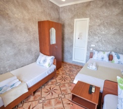 Четырёхместный номер Standard с балконом в Дельфин