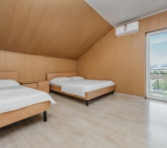 Номер семейный Standard с 2 комнатами с балконом и с красивым видом из окна в Green rent