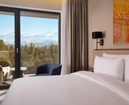 Двухместный номер Classic с панорамным видом на горы двуспальная кровать в Swissotel Wellness Resort Alatau Almaty