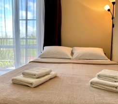 Двухместный семейный номер Superior с балконом и с красивым видом из окна двуспальная кровать в Людмила