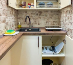 Двухместный номер с мини-кухней, двуспальной кроватью и ванной комнатой. в Goldie Home