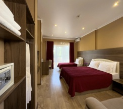 Трёхместный номер Супериор c 1 комнатой с балконом и с красивым видом из окна в Aimara