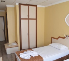 Двухместный номер Economy с красивым видом из окна двуспальная кровать в Ayvalik Palas Hotel