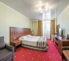 Двухместный полулюкс с балконом (двуспальная кровать) в Red hotel