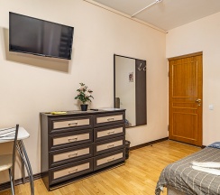 Семейный номер с двуспальной кроватью и диваном в Madison