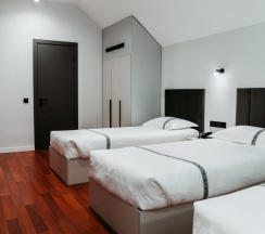 Трёхместный семейный номер Standard с красивым видом из окна в Green Hill Hotel