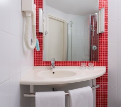 Номер Standard с двуспальной кроватью в Ibis Москва центр Бахрушин