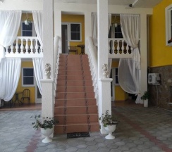 Семейный с 2 спальнями кухней и балконом/террасой в Лакшми