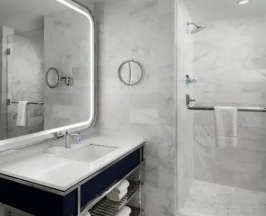 Двухместный номер с балконом и oceanfront (двуспальная кровать) в Fontainebleau Miami Beach