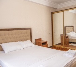 Двухкомнатный номер с одной большой  кроватью в Великий Каспий