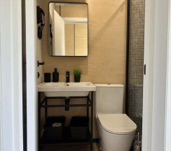 Двухместный Дом с террасой На берегу реки возле пирса с видом на реку двуспальная кровать в Semvoda