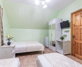 Четырехместный с удобствами на этаже (мансарда) в Золотой берег